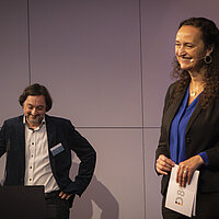 Dr. Roman Kaspar (ceres) und Daniela Wiesler (Moderation) lauschen den Fragen aus dem Publikum 